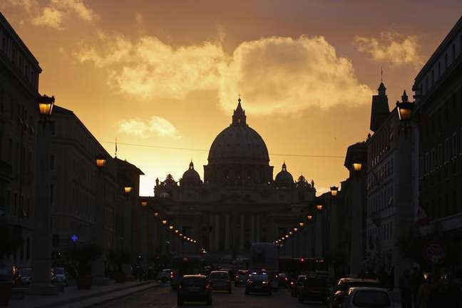 <p>Silhueta da Basílica de São Pedro no Vaticano durante por-do-sol em Roma, Itália</p>