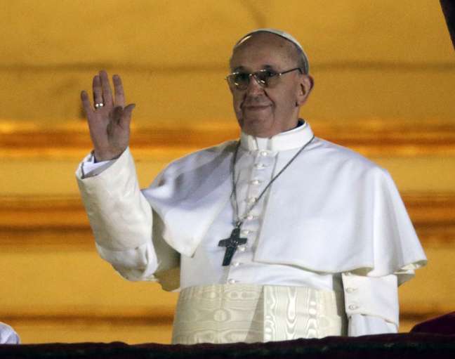 O papa Francisco aparece no balcão central da Basílica de São Pedro pela primeira vez como Sumo Pontífice