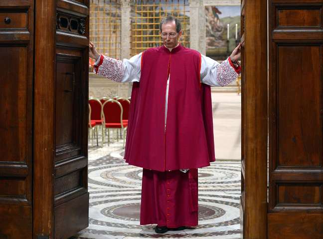 O Monsenhor Guido Marini fecha as portas da Capela Sistina para o início do Conclave