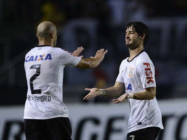 Pato comemora com Alessandro, um dos destaques do Corinthians na partida