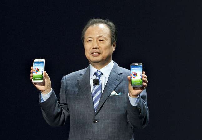 O chefe da divisão de aparelhos móveis da Samsung, J. K. Shin, mostra o novo smartphone da companhia, o Galaxy S4, disponível nas cores preta e branca