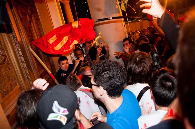 <p>Manifestantes tentaram invadir o prédio da prefeitura no primeiro protesto ocorrido em Porto Alegre, em março deste ano</p>