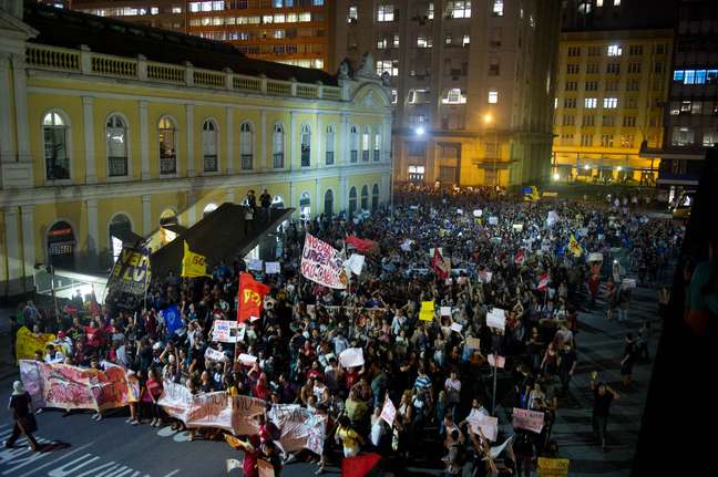 Passeata reuniu uma multidão nas principais vias do centro de Porto Alegre
