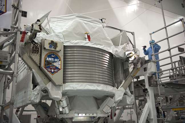 Técnico examina o Espectrômetro Magnético Alfa no Kennedy Space Center da Nasa, enquanto o módulo ainda estava na Terra