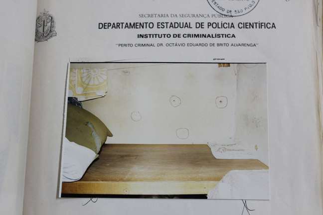 A perícia encontrou perfurações próximas às camas nas celas, como mostra essa imagem, mas a balística das armas não foi realizada