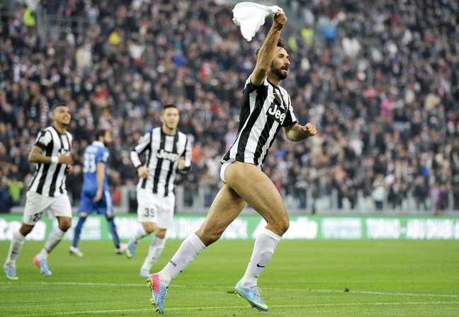 <p>Com dois gols de Mirko Vucinic, a Juventus não deu chance para o Pescara, neste sábado, em duelo pela 31° rodada do Campeonato Italiano. Herói da vitória por 2 a 1, Vucinic comemorou seu primeiro gol na partida tirando o calção</p>