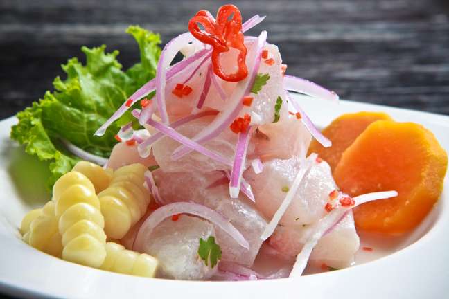 <p>Especializado em frutos do mar, o restaurante La Mar é o melhor lugar de Lima para experimentar um dos pratos mais típicos do Peru: o ceviche. Há várias combinações possíveis, mas em geral o prato é uma mistura de peixes, moluscos ou crustáceos marinados com outros ingredientes, como milho</p>