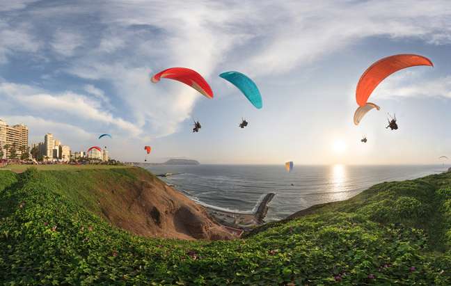 <p>Uma das grandes atrações da capital peruana são os voos de paraglider sobre o bairro de Miraflores. Penhascos de mais de 70 metros de altura e uma linda vista do Oceano Pacífico fazem da região um lugar ideal para a prática</p>