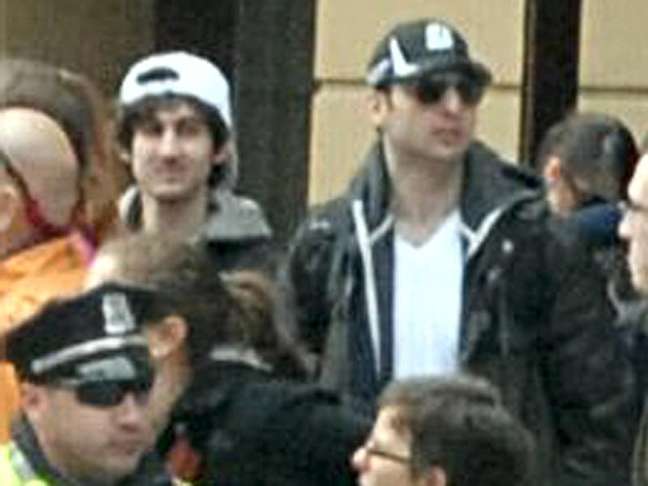 <p>Foto divulgada dos suspeitos do atentado a bomba na Maratona de Boston</p>