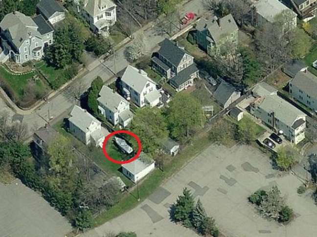 Imagem de satélite mostra o local onde o suspeito está escondido