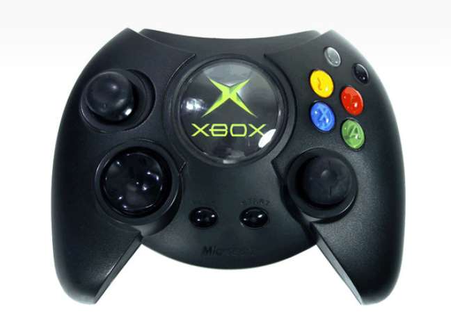 <p><strong>2001 - </strong>A primeira geração do<strong> Xbox</strong> foi lançada nos EUA em novembro de 2001, trazendo ao mercado um concorrente à altura do Playstation 2, que chegou às lojas no ano anterior. A estreia da Microsoft no mercado de consoles rendeu a venda de mais de um milhão de aparelhos em suas três semanas iniciais de vendas</p>