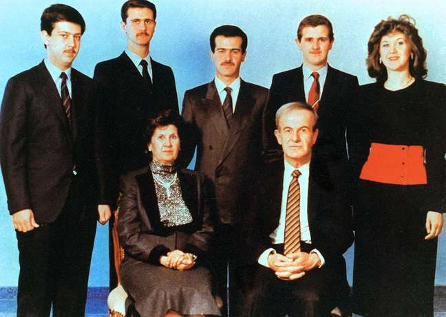 Foto de família dos Assad: Bashar é o segundo nos fundos à esquerda; seu pai, Hafez, é o primeiro à frente à direita; juntos, eles somam mais de 40 anos de governo do Partido Baath na Síria