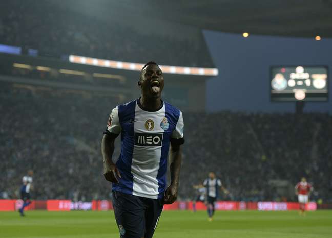 <p>Varela comemora o gol do empate do Porto, que saiu de forma acidental, após passe de Alex Sandro</p>