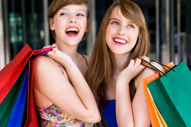 <p>Os especialistas descobriram que 62% das mulheres que se jogam nas compras com uma amiga do sexo feminino gastam mais dinheiro do que as que se aventuram sozinhas</p>