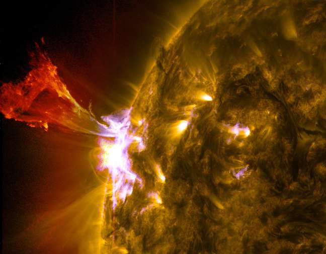 <p>Explosão de material solar é registrada nesta erupção proeminente, em imagem divulgada pela Nasa neste mês</p>