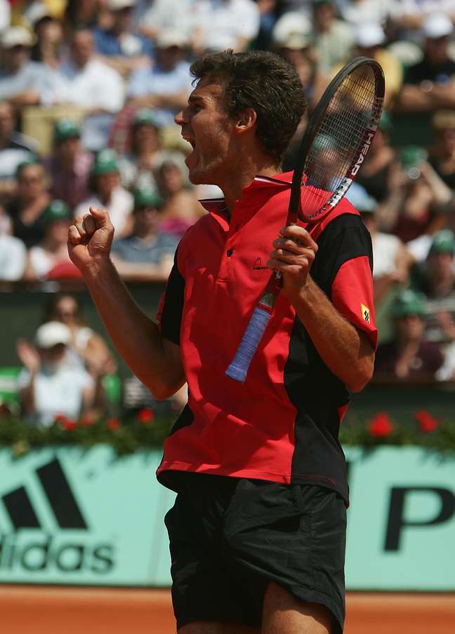 <p>Guga vibra ao bater Federer em Roland Garros 2004; catarinense considera vitória uma das duas maiores da carreira</p>