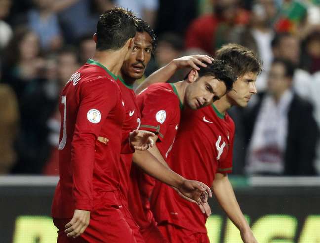 Jogadores de Portugal comemoram gol de Postiga contra a Rússia