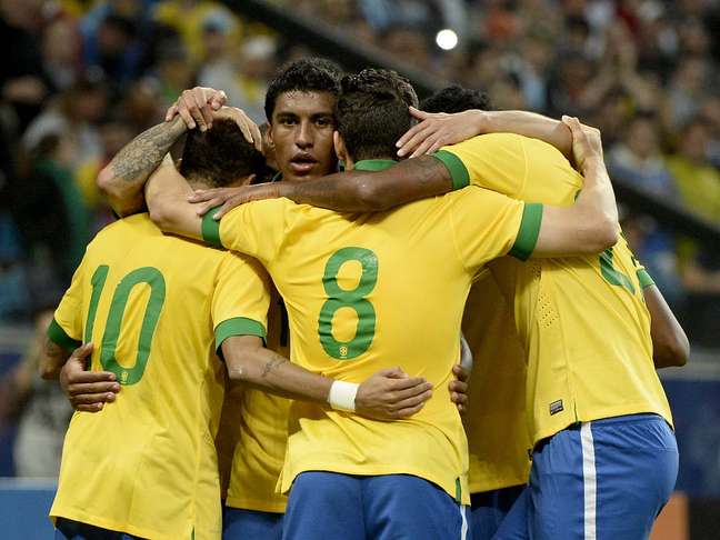 Jogadores da Seleção comemoram vitória por 3 a 0 sobre a França em amistoso disputado em Porto Alegre