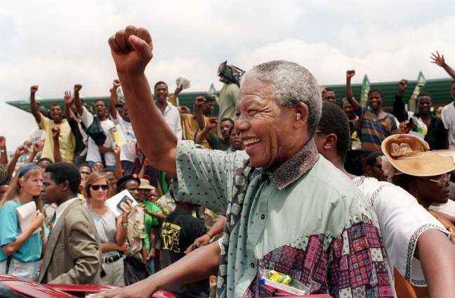 Mandela acena para simpatizantes durante comício no dia 30 de janeiro de 1994, em   Rustenburg, às vésperas da eleição presidencial