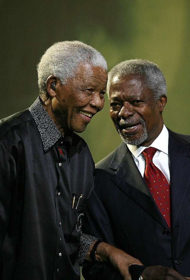 <p>Mandela conversa com o ex-secretário-geral das Nações Unidas, Kofi Annan (dir.), após lançar o grupo de notáveis mundiais The Elders em Johanesburgo, em 2007</p>