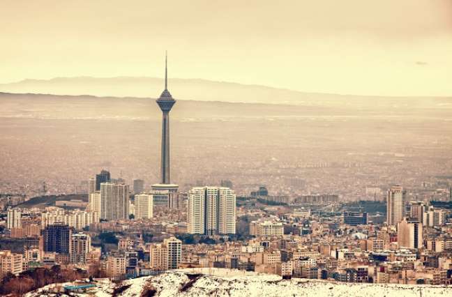 10° - Teerã, Irã - Capital do Irã há 220 anos, Teerã é a décima colocada na lista das cidades com menor custo de vida do mundo. A moeda iraniana é o Rial, cuja taxa de conversão para o dólar é de 12463,002 riais para US$ 1. Com metade desta quantia é possível comprar um litro de gasolina, que custa US$ 0,53 na cidade, uma das maiores do Oriente Médio.