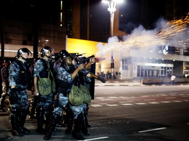<p>PM atira contra manifestantes durante protesto na capital paulista na última quinta-feira</p>
