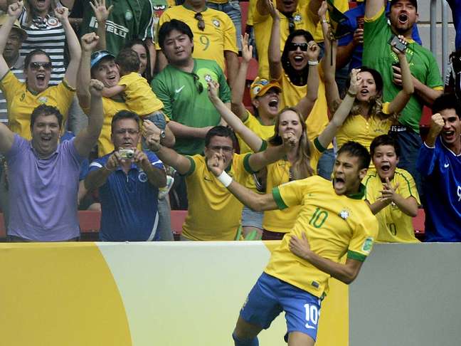 <p>Neymar comemora gol no jogo de estreia da Copa das Confederações, contra o Japão</p>