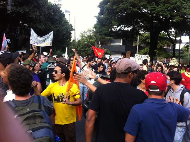 <p>Manifestantes protestam com veemência contra Copa e aumento de passagens, no centro de BH</p>