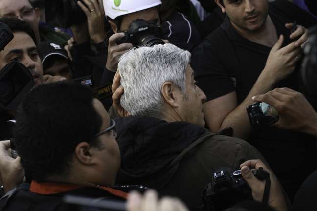 <p>O jornalista Caco Barcellos e sua equipe, da Rede Globo, foram expulsos do protesto em São Paulo</p>