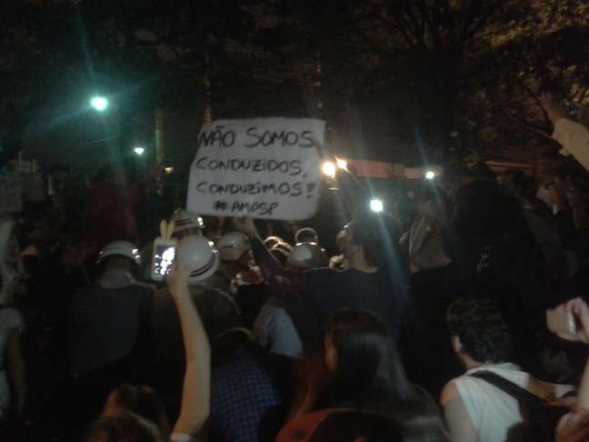 PMs sentam com os manifestantes na avenida Luís Carlos Berrini e são aplaudidos em São Paulo