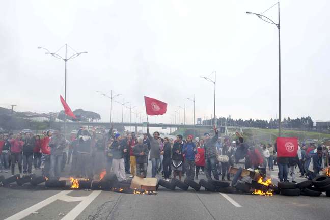 <p>Protesto no km 23 da rodovia Anchieta em São Bernardo do Campo (SP) interditou o trânsito por duas horas na manhã desta quarta-feira</p>