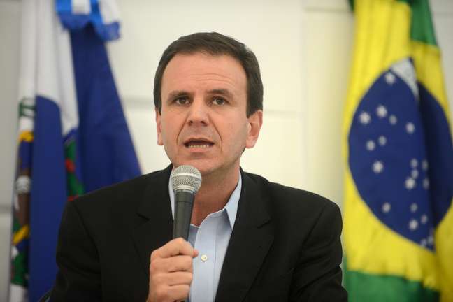 <p>Prefeito do Rio de Janeiro, Eduardo Paes, anuncia suspensão de reajuste do transporte público</p>