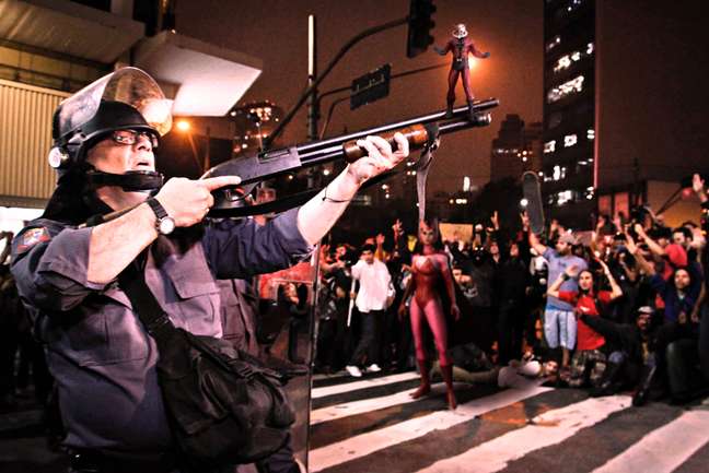 Os publicitários Alessandro Trimarco e Paulo Eugênio de Carvalho Moura criaram uma série de imagens com super-heróis de quadrinhos em cenários das manifestações populares em São Paulo. Batizada de 'Poder e Responsabilidade', a série é inspirada na saga de quadrinhos 'Guerra Civil', da Marvel, publicada entre 2006 e 2007