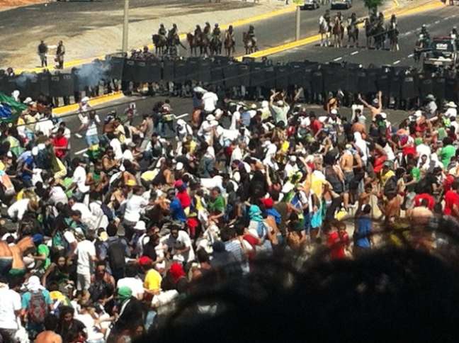 <p>Multidão cercou acessos ao Estádio Castelão em manifestação antes do duelo da última quarta </p>