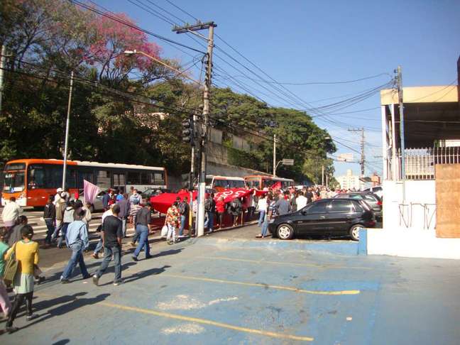 Manifestantes interromperam o fluxo na Estrada do Campo Limpo enquanto se dirigiam ao terminal