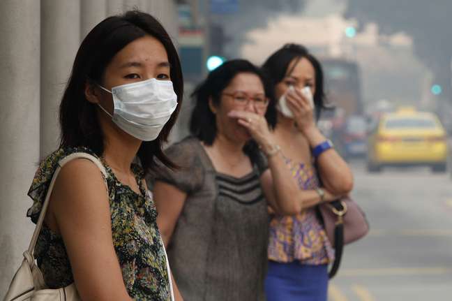 Moradores cobrem a boca ou usam máscaras por conta da poluição em Cingapura