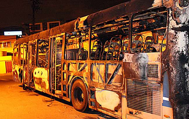 Ônibus foi incendiado durante a madrugada na região do Grajaú, zona sul da capital paulista