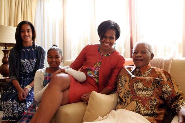 Mandela posa para fotos com a primeira-dama dos Estados Unidos, Michelle Obama, e suas filhas no dia 21 de junho de 2011, em Qunu