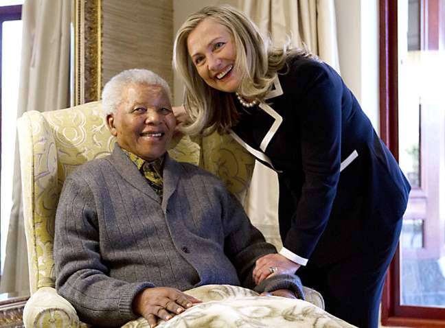 A secretária de Estado americana, Hillary Clinton, se encontra com Mandela na casa do ex-presidente sul-africano, em Qunu, em 6 de agosto de 2012, uma das últimas imagens dele divulgadas internacionalmente