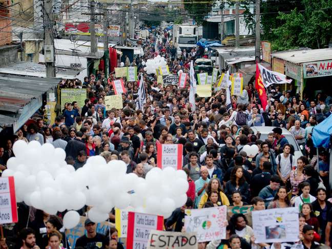 Cerca de 2 mil moradores do Complexo de Favelas da Maré, na zona norte do Rio de Janeiro, realizam uma manifestação nesta terça-feira para reclamar da operação policial que resultou em 10 mortos no local há exatamente uma semana