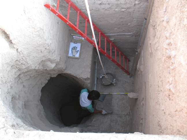 Arqueólogo trabalha em escavação no Irã