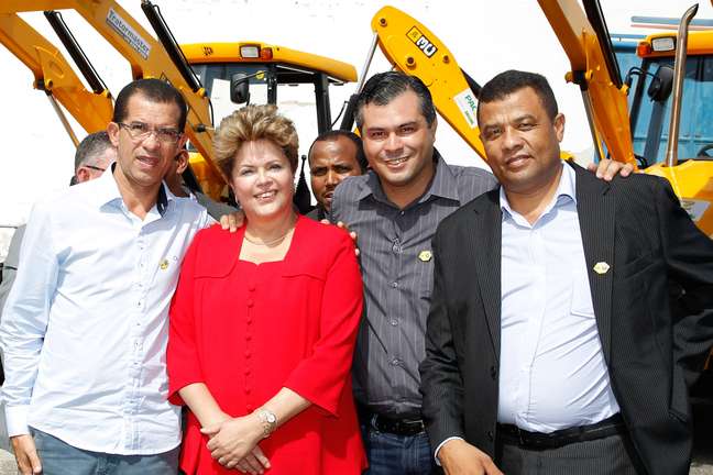 Dilma Rousseff posa para foto com prefeitos durante cerimônia de lançamento do Plano Safra Semiárido 2013/2014