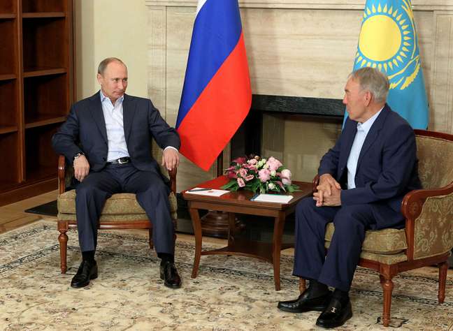 Putin durante encontro com o presidente cazaque, Nursultan Nazarbayev (dir.), em Astana