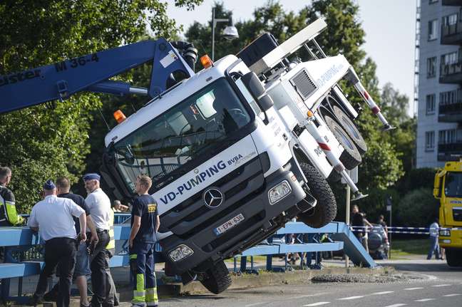Prestes A Despencar Caminh o Fica Pendurado Em Ponte Na B lgica