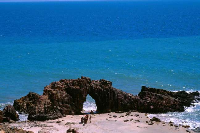 <p><strong>Jericoacoara, CE</strong><br />Situada no litoral do Ceará, a 300 km de Fortaleza, a praia de Jericoacoara é uma das mais bonitas e românticas do nosso país. Belas dunas, lagoas cristalinas e um mar calmo e agradável formam parte da paisagem</p>