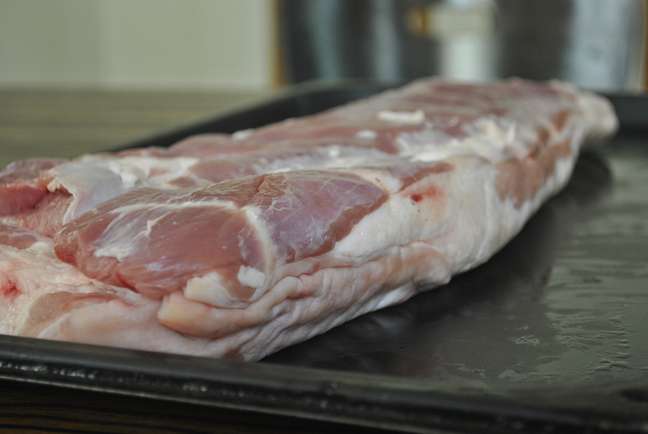 <p>Detalhe de peça de barriga de porco usada para preparar o bacon artesanal no restaurante de São Paulo.</p>