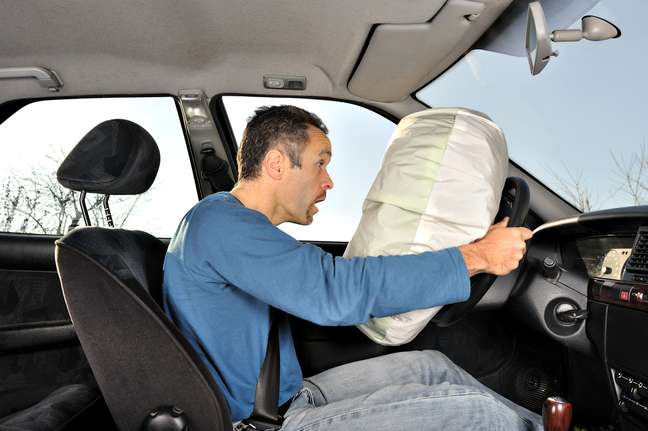 <p>O airbag passa a ser obrigatório em carros fabricados no Brasil a partir de 2014</p>