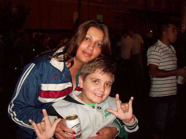 A PM Andreia Regina Bovo Pesseghini posa para foto com o filho, Marcelo Eduardo, 13 anos