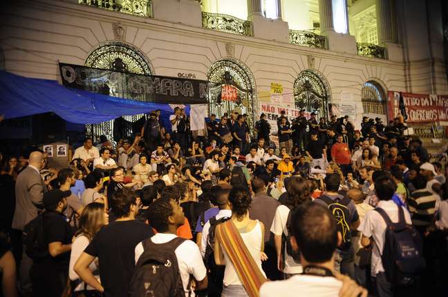 <p>Manifestantes acampados em frente à Câmara dos Vereadores protestam em apoio à suspensão da CPI dos Ônibus</p>
