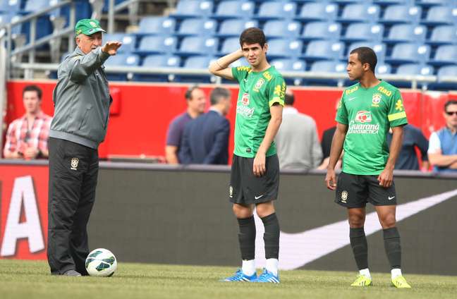<p>Em uma atividade rápida realizada no Gillette Stadium, o técnico Luiz Felipe Scolari indicou que vai trocar Bernard por Oscar na partida contra Portugal, nesta terça-feira</p>